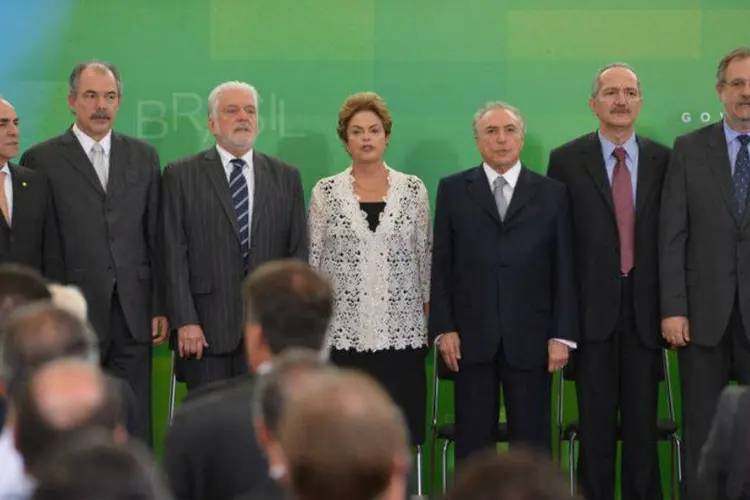 
	Dilma com os novos ministros na cerim&ocirc;nia de posse: a inten&ccedil;&atilde;o da presidente &eacute; ter uma primeira conversa com todos os ministros ap&oacute;s o remanejamento ou inclus&atilde;o de dez auxiliares diretos
 (Valter Campanato/Agência Brasil)