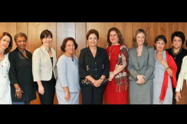 Dilma ao lado de nove ministras: na época, Gleisi Hoffmann ainda não estava no governo (Roberto Stuckert Filho/Presidência da República)