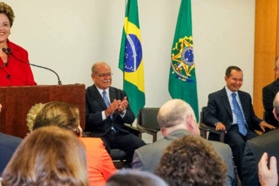 Dilma dá posse a Paulo Sérgio Passos e César Borges