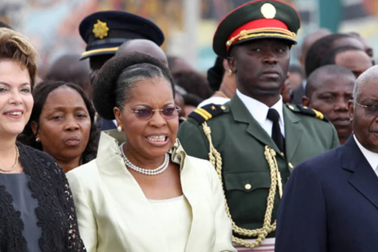 Dilma Rousseff ao lado do presidente e da primeira-dama de Moçambique: os dois presidentes também defenderam a necessidade de buscar o desenvolvimento sustentável (Roberto Stuckert Filho/PR)