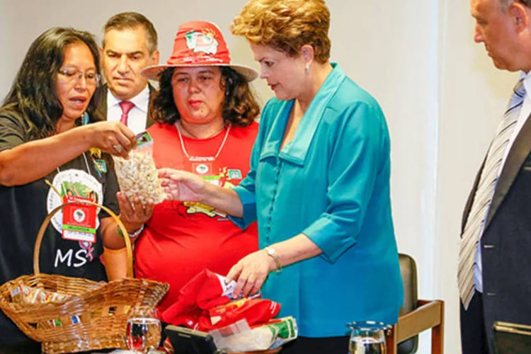 
	Dilma recebe representantes do MST: a presidente prometeu ao MST um levantamento dos lotes e das possibilidade de uso para reforma agr&aacute;ria
 (Roberto Stuckert Filho/PR)