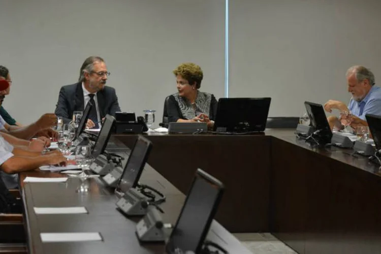 
	Dilma e MST: integrantes apresentaram plano com &quot;propostas emergenciais para o campo&quot;
 (José Cruz/ABr)