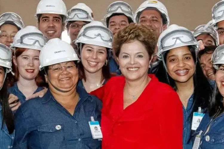 Presidente Dilma com operários da Braskem, em inauguração no estado de Alagoas (Roberto Stuckert Filho/Presidência da República)