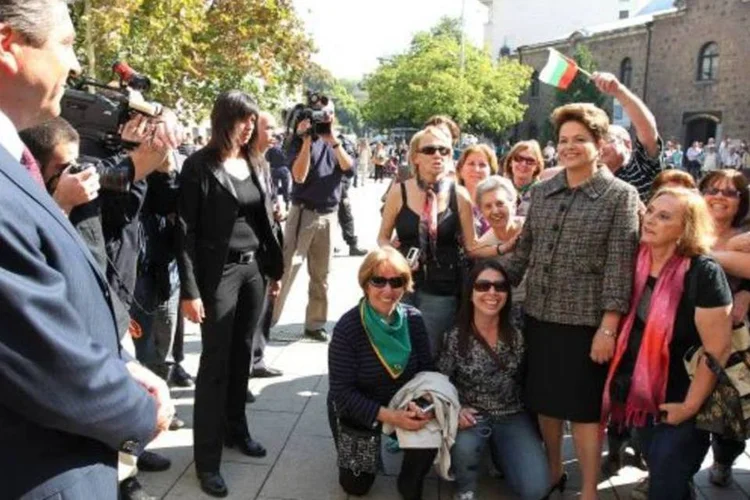 Dilma Rousseff posa para foto com brasileiros na Bulgária, observada pelo presidente, Georgi Parvanov (Roberto Stuckert Filho/PR)