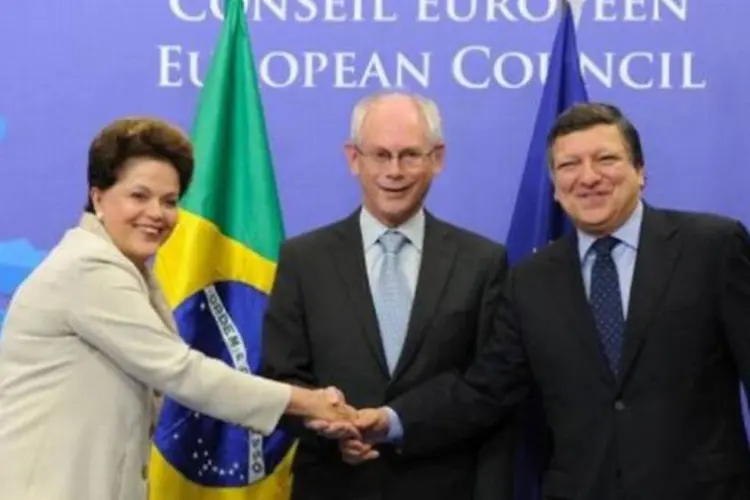 Dilma cumprimenta o presidente do Conselho Europeu, Herman Van Rompuy, e o presidente da Comissão Europeia, José Manuel Barroso (John Thys/AFP)
