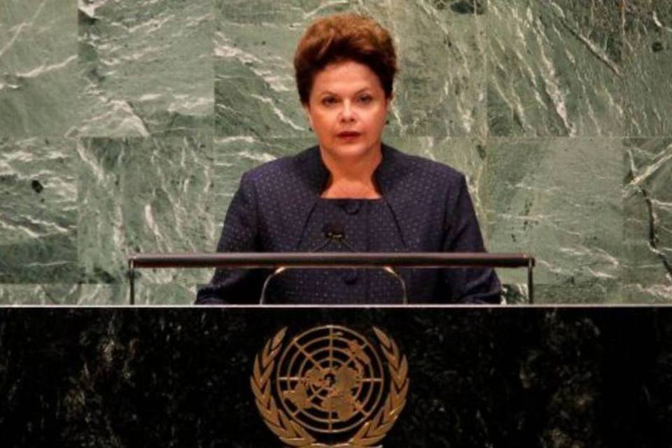 Dilma encerra viagem a NY, mas antes discute diplomacia
