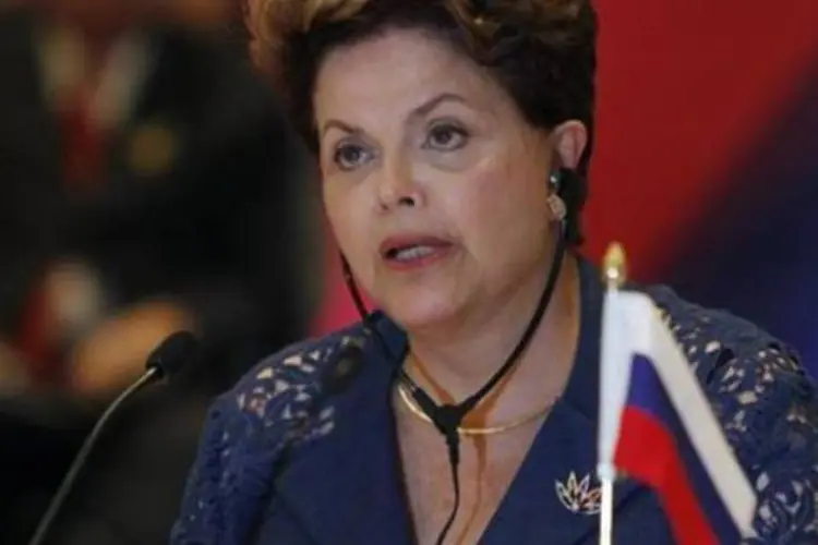 Presidente Dilma Rousseff discursa para a mídia ao final da sessão plenária da Cúpula dos BRICs, em Nova Délhi (B Mathur/Reuters)
