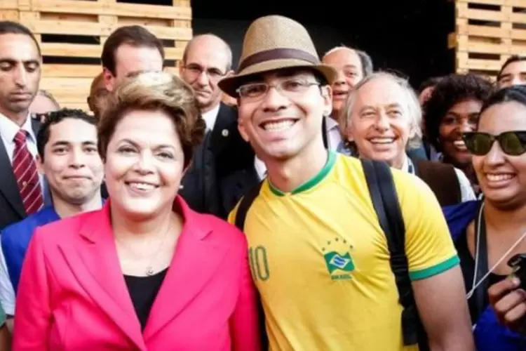 Dilma Rousseff posa para foto com populares durante visita aos pavilhões da Rio+20 no Parque dos Atletas (Roberto Stuckert Filho/Presidência da República)