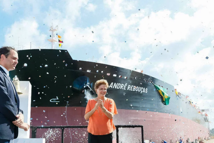 
	Dilma Rousseff durante cerim&ocirc;nia de batismo do Navio Marc&iacute;lio Dias e viagem inaugural do Navio Petroleiro Andr&eacute; Rebou&ccedil;as
 (Roberto Stuckert Filho/ PR)
