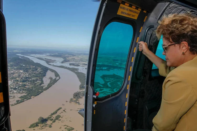 
	Presidente Dilma Rousseff durante sobrevoo &agrave;s &aacute;reas atingidas pelas enchentes em Uni&atilde;o da Vit&oacute;ria
 (Roberto Stuckert Filho/PR)