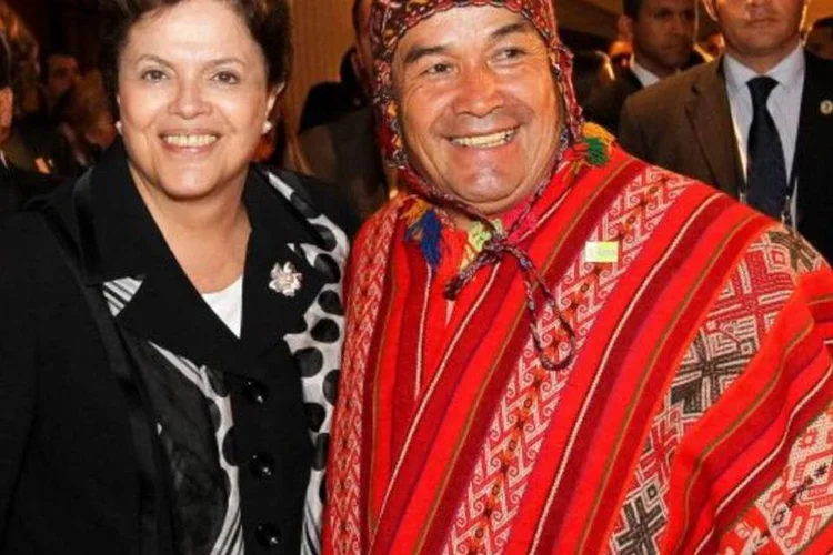 Presidenta Dilma Rousseff cumprimenta o prefeito de Urubamba (Machu Picchu) ao chegar no Hotel Swissôtel  (Roberto Stuckert Filho/Presidência)