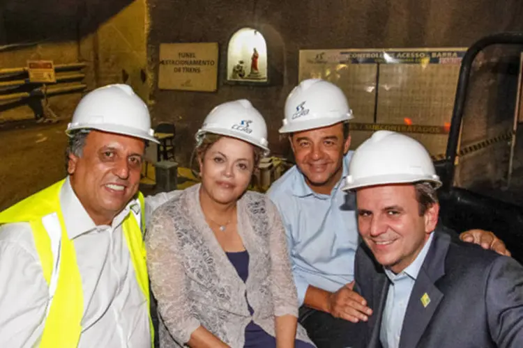 Dilma Rousseff com Sérgio Cabral e Eduardo Paes durante visita com às obras da Estação São Conrado e deslocamento pelo túnel da Linha 4 do Metrô do Rio de Janeiro (Roberto Stuckert Filho/PR)