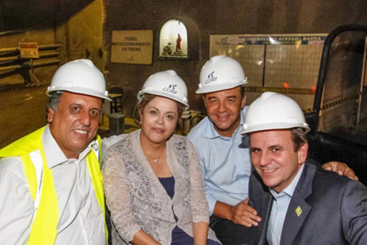 Dilma Rousseff com Sérgio Cabral e Eduardo Paes durante visita com às obras da Estação São Conrado e deslocamento pelo túnel da Linha 4 do Metrô do Rio de Janeiro (Roberto Stuckert Filho/PR)