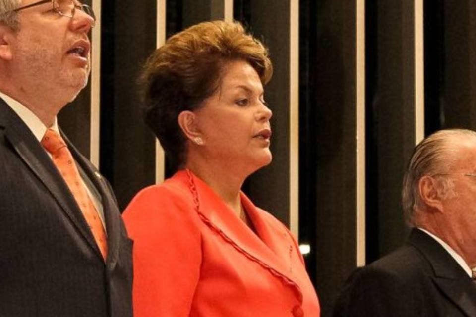 Dilma  vai ao Senado em busca de reconciliação política
