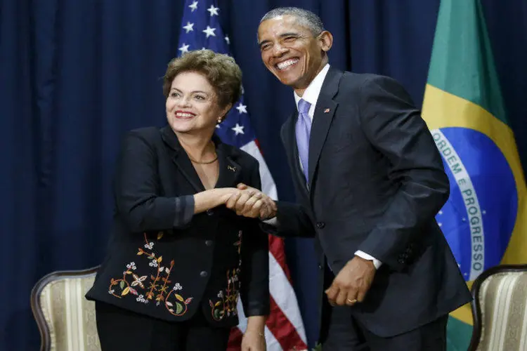 
	Dilma cumprimenta Obama na C&uacute;pula das Am&eacute;ricas, no Panam&aacute;: Presidente brasileira diz ter superado conflito diplom&aacute;tico e ir&aacute; visitar o presidente americano em junho
 (REUTERS/Jonathan Ernst)