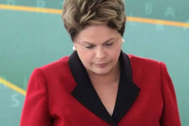 
	Dilma Rousseff olhando para baixo: presidente falou ao final da cerim&ocirc;nia de lan&ccedil;amento do Programa Mais Irriga&ccedil;&atilde;o, realizada na tarde desta ter&ccedil;a-feira no Pal&aacute;cio do Planalto
 (Ueslei Marcelino/Reuters)