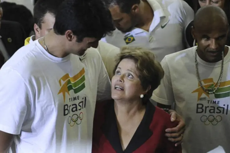 
	Dilma: o Bolsa P&oacute;dio vai pagar entre R$ 5 mil e R$ 15 mil por m&ecirc;s a atletas brasileiros de modalidades individuais que estiverem entre os 20 melhores do mundo
 (Fabio Rodigues Pozzebom/ABr)