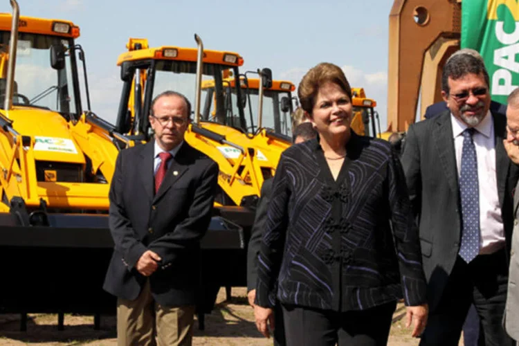 
	&quot;Gra&ccedil;as &agrave;s milhares de obras do PAC, o emprego formal no setor de obras de infraestrutura aumentou 7,9% ao ano em m&eacute;dia, entre 2011 e abril de 2013&quot;, cita a presidente
 (Roberto Stuckert Filho/PR)