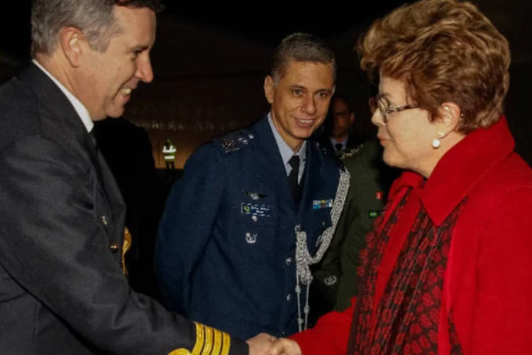 
	Dilma Rousseff na chegada a Paris: para negociadores franceses e brasileiros, um dos temas em pauta na reuni&atilde;o entre os presidentes &eacute; a venda de 36 ca&ccedil;as para o Brasil
 (Roberto Stuckert Filho/PR)