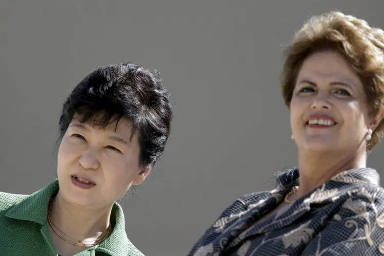 A presidente Dilma Rousseff (D) e a presidente da Coreia do Sul, Park Geun-hye (Ueslei Marcelino/Reuters)