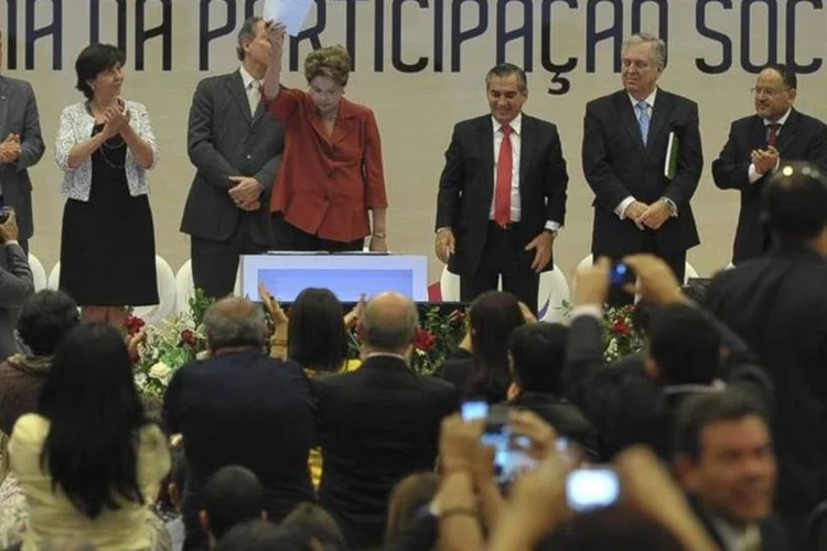 
	Dilma no lan&ccedil;amento da Pol&iacute;tica Nacional de Participa&ccedil;&atilde;o Nacional: presidente&nbsp;disse que governo est&aacute; comprometido com aprova&ccedil;&atilde;o do Marco Regulat&oacute;rio das Organiza&ccedil;&otilde;es da Sociedade Civil
 (Antonio Cruz/Agência Brasil)