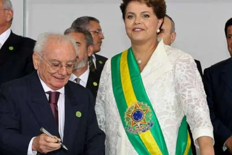 Dilma empossa o ministro do Turismo, Pedro Novais: “ele não me deu explicação, até porque eu não estava aqui”, disse a presidente (Roberto Stucker/PR)