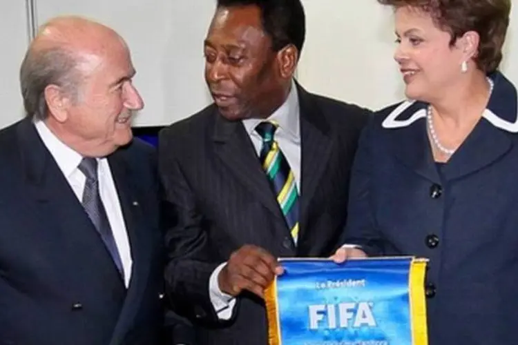 Blatter e Dilma tiram foto com Pelé: clima entre o governo e a FIFA ficou tenso depois das duras críticas de Jérôme Valcke às preparações para a Copa 2014 (Roberto Stuckert Filho/Presidência da República)