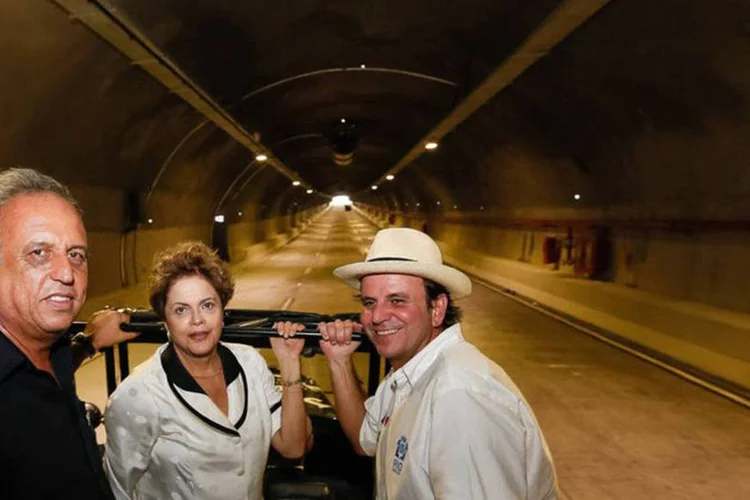
	Dilma Rousseff, o prefeito do Rio de Janeiro, Eduardo Paes (d), e o governador Luiz Fernando Pez&atilde;o durante cerim&ocirc;nia de Inaugura&ccedil;&atilde;o do T&uacute;nel Rio 450
 (Roberto Stuckert Filho/PR)