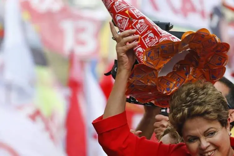 A presidente e candidata do PT à reeleição Dilma Rousseff veste um chapéu durante campanha em Porto Alegre nesse sábado, dia 4 de outubro de 2014 (Reuters/Paulo Whitaker)
