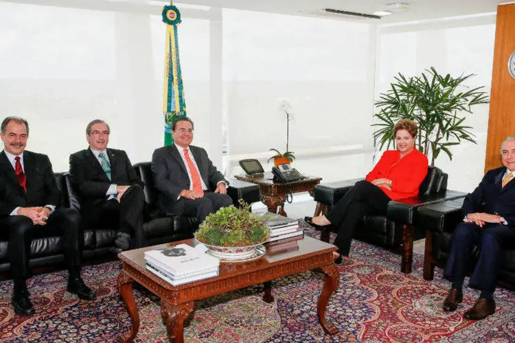 
	Dilma Rousseff, durante encontro com Michel Temer (D), Aloizio Mercadante (1&ordm; &agrave; esq), Eduardo Cunha e Renan Calheiros
 (Roberto Stuckert Filho/PR/Fotos Públicas)