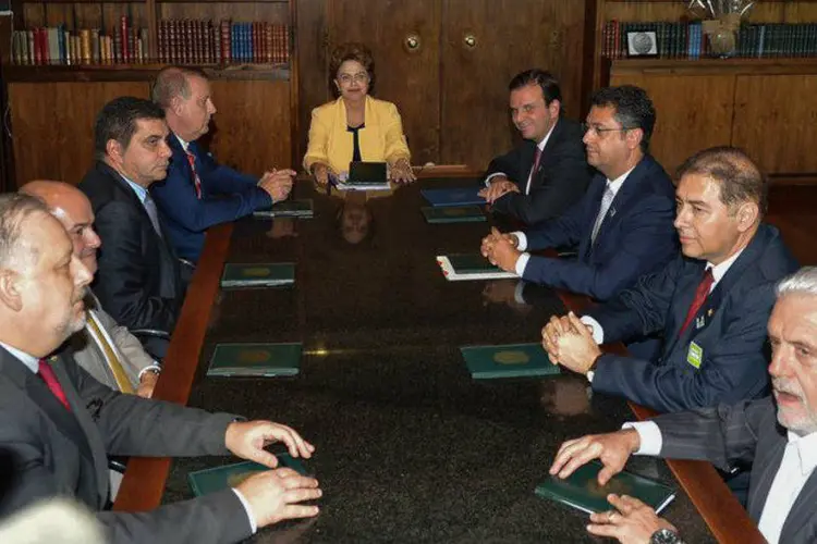 A presidente Dilma Rousseff recebe prefeitos contrários a impeachment (Wilson Dias/ABr)
