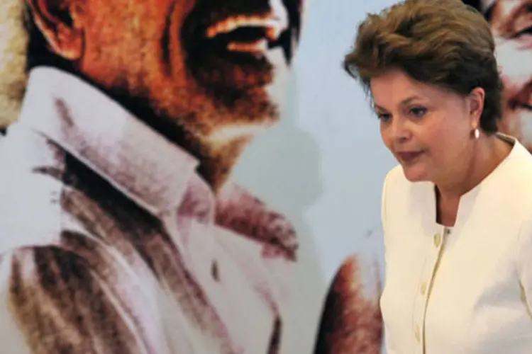 Para integrantes do PT, Dilma deveria se aproximar do PT e investir em uma agenda mais "popular", levando petistas a tiracolo em suas viagens (Antonio Cruz/ABr)