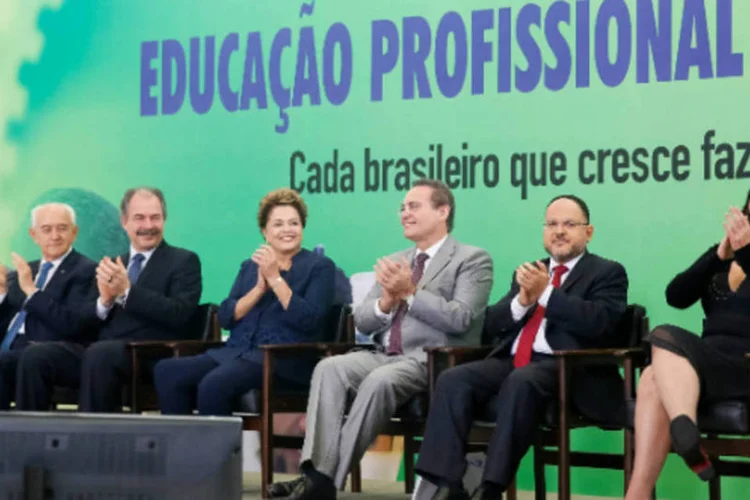 
	Henrique Paim, de gravata vermelha, no lan&ccedil;amento do Pronatec: ministro valoriza ensino t&eacute;cnico
 (Roberto Stuckert Filho/Presidência da República)