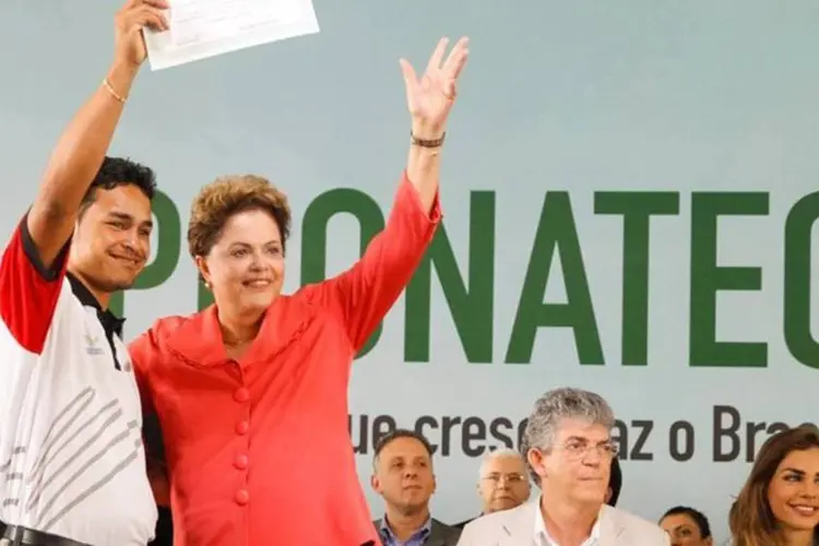 
	Dilma Rousseff entrega de diploma ao formando Luan de Souza Leoc&aacute;rdio, do SENAI: &quot;nenhum pa&iacute;s fica sendo um pa&iacute;s desenvolvido sem ter t&eacute;cnicos&quot;, disse
 (Roberto Stuckert Filho/PR)