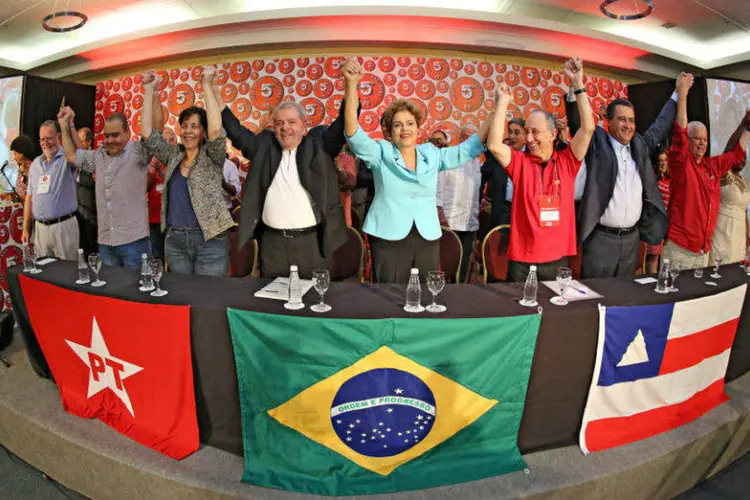 A presidente Dilma Rousseff, ao lado do ex-presidente Lula (E) e do presidente do PT, Rui Falcão (D), durante o 5º Congresso Nacional do partido (Ricardo Stuckert/Instituto Lula/Fotos Públicas)