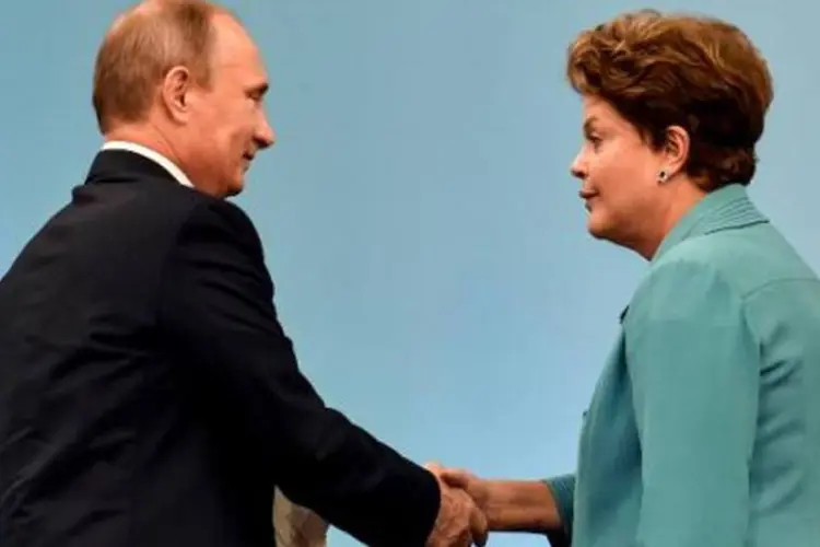 A presidente brasileira Dilma Rousseff e o presidente russo Vladimir Putin apertam as mãos durante a 6ª reunião do BRICS, em Fortaleza (Yasuyoshi Chiba/AFP)