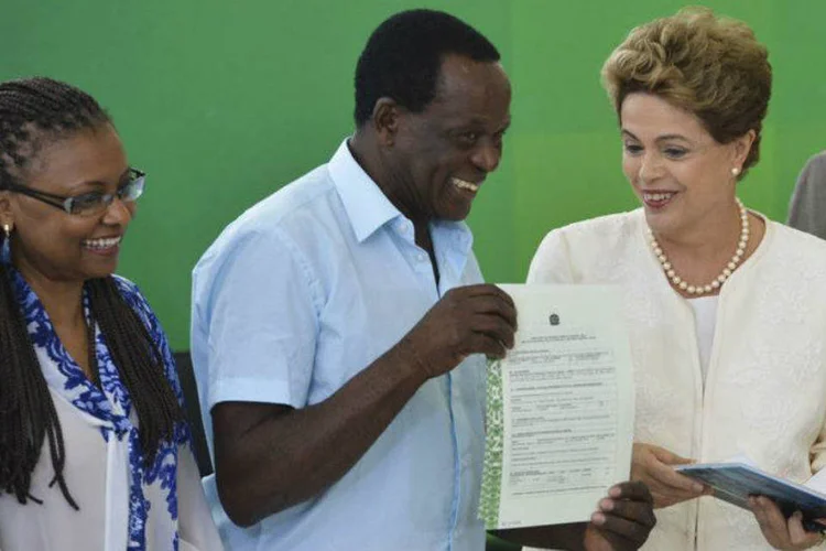 
	Dilma Rousseff entregou t&iacute;tulos definitivos de posse a representantes quilombolas
 (Antonio Cruz/ Agência Brasil)