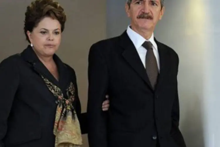 Dilma com Aldo Rebelo, que assumiu o ministério dos Esportes após a saída de Orlando Silva: a presidente já substituiu cinco ministros e devido a escândalos de corrupção
 (Evaristo Sa/AFP)
