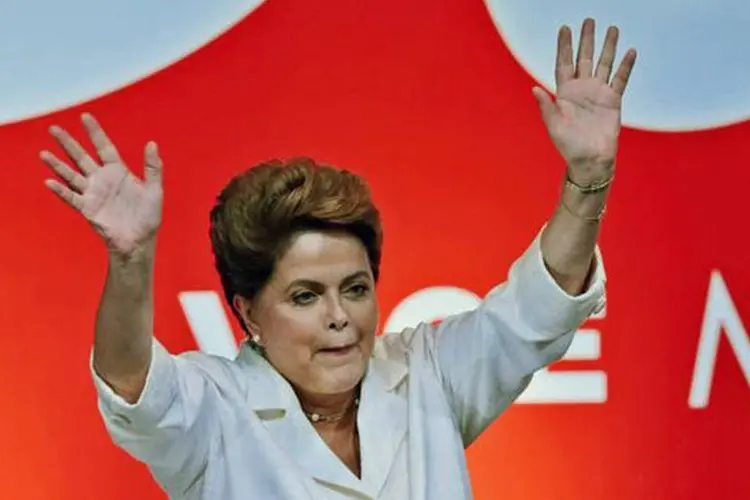 
	Dilma Rousseff acena para militantes ap&oacute;s ser reeleita
 (REUTERS/Ueslei Marcelino)