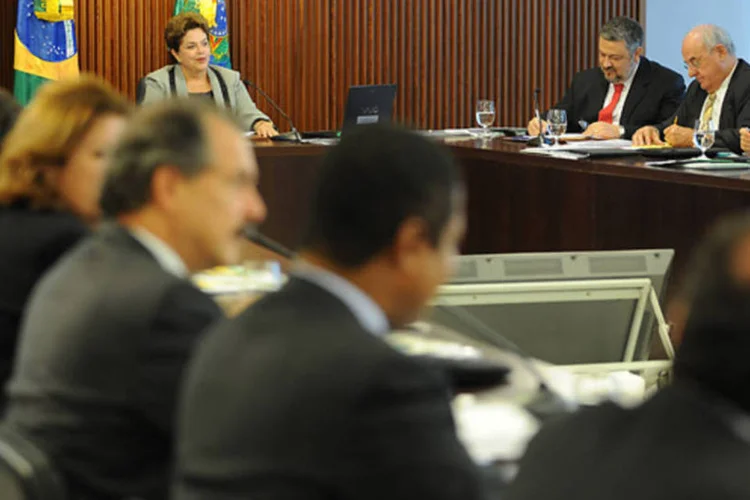 A presidente Dilma com sua equipe: na primeira reunião do ministério, o tema do ajuste fiscal ao menos entrou na pauta oficial (Agência Brasil)