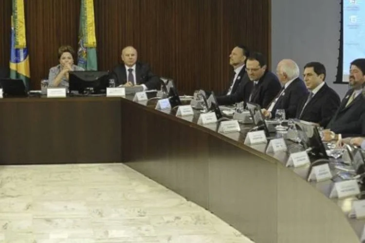 Presidenta Dilma Rousseff, entre o vice-presidente Michel Temer e o ministro da Fazenda, Guido Mantega, durante reunião com empresários, no Palácio do Planalto (Fabio Rodrigues Pozzebom/ABr)