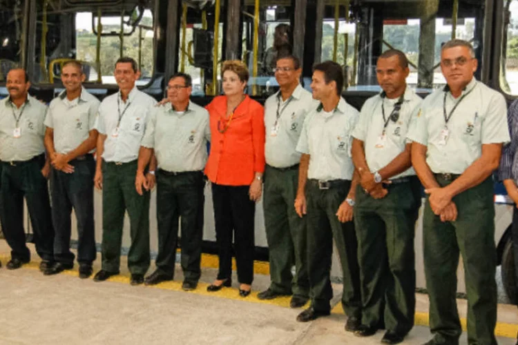 Dilma: presidente caminhou pelas instalações, entrou em um dos veículos e cumprimentou funcionários (Roberto Stuckert Filho/Presidência da República)