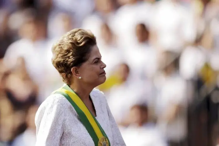 
	Dilma durante desfile de 7 de setembro de 2015: mais enfraquecida ap&oacute;s rebaixamento
 (REUTERS/Ueslei Marcelino)