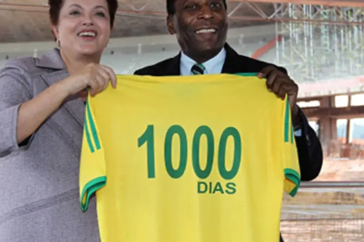 Ao lado de Pelé, embaixador honorário da Copa, Dilma lembrou que os dois são mineiros e que o jogador é um especialista em mil, já que fez 1.280 gols (Roberto Stuckert Filho/PR)