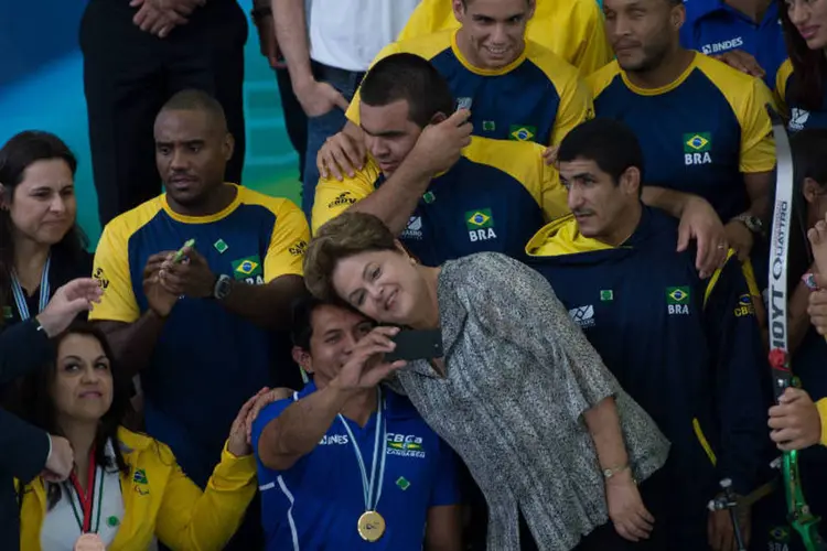 DIlma: ela fez questão de cumprimentar cada um dos atletas e posou para fotos com alguns (Marcelo Camargo/Agência Brasil)