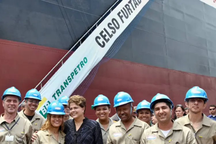 No Estaleiro Mauá, em Niterói (RJ), Dilma entrega navio, que será usada para transportar 56 milhões de litros de combustível (Roberto Stuckert Filho/PR)