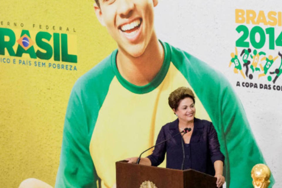 Dilma conta ao NYT que mesmo presa torceu pela seleção