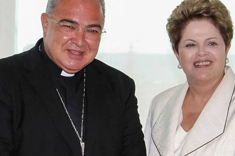 
	Dilma e Dom Orani Jo&atilde;o Tempesta Arcebispo do Rio de Janeiro: &quot;o que n&atilde;o podemos aprovar &eacute; quando se descamba numa viol&ecirc;ncia, em depreda&ccedil;&atilde;o, tudo mais&quot;, disse
 (Roberto Stuckert Filho/PR)