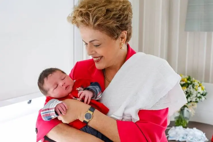 
	Dilma Rousseff e o neto Guilherme: menino nasceu com 51 cm e 3,940 kg
 (Roberto Stuckert Filho/PR)