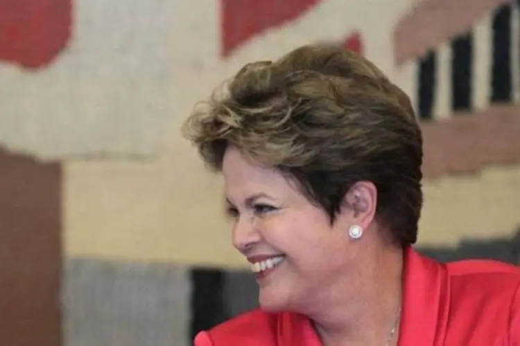 Presidente Dilma Rousseff sorri durante almoço com o rei Juan Carlos da Espanha em Brasília (Ueslei Marcelino/Reuters)
